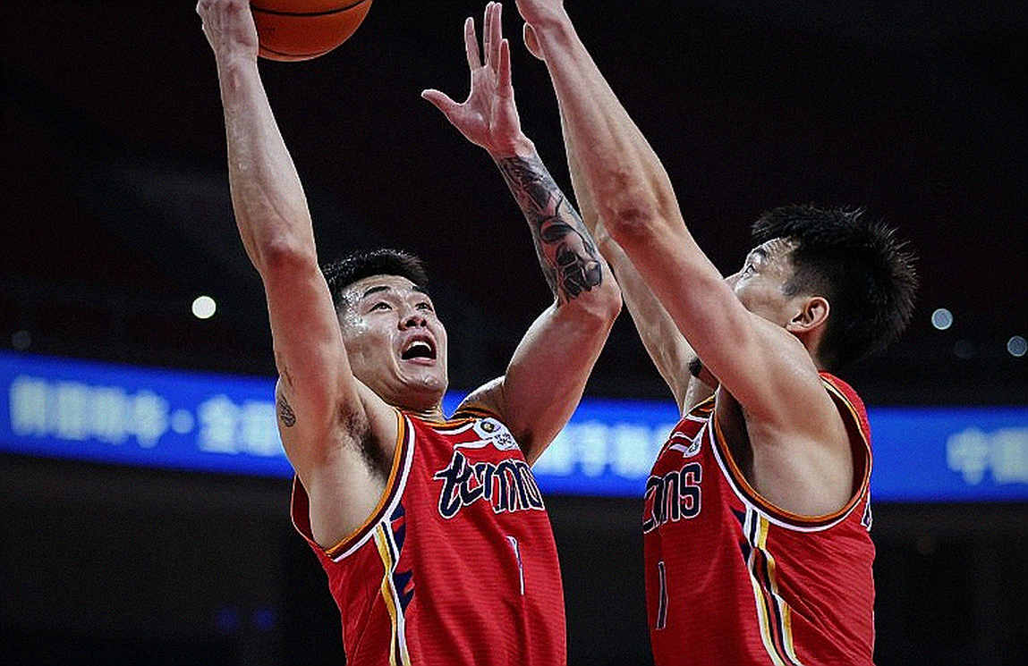 Vai trái Flagg đau sau pha phạm lỗi nặng: Mavericks thắng Pacers, nhưng ẩn số lớn hơn tỷ số