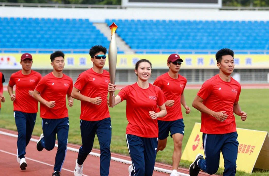 Tệp rỗng giữa mùa chuyển nhượng: khi cái chợ tin đồn không có bộ lọc