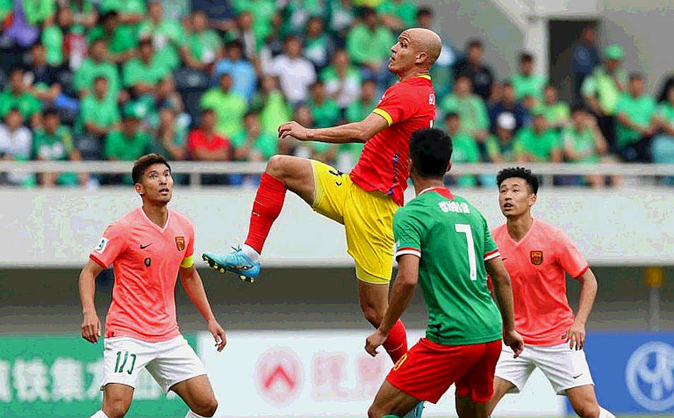 Bên trong phòng thay đồ V-League mùa chuyển nhượng: Khi tiếng ồn hợp đồng át đi tín hiệu thật