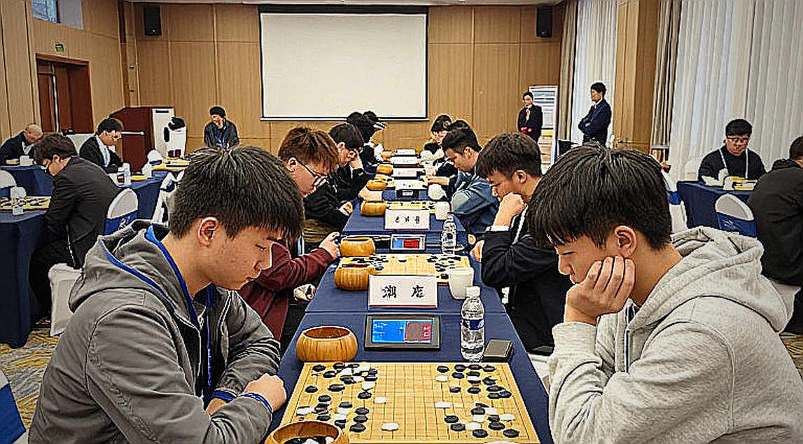 ChessBase Magazine 225: Praha 2026, 27 ván cờ ngắn và khoảng lặng của lý thuyết khai cuộc